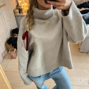 Beige stickad polotröja - Mysig beige stickad polotröja perfekt för kyliga dagar❤️❤️lite nopprig