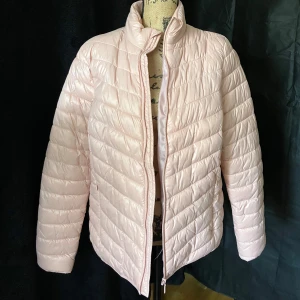 Rosa dun jacka - En ljus rosa dun jacka/täckjacka från Mywear i storlek L. 