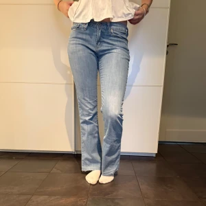 Blå Levis jeans - Säljer ett par snygga blå Levis jeans i bootcut-stil. De har en klassisk femficksdesign. Perfekta för både vardag och fest! 🦋