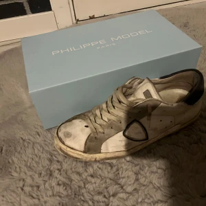 Philippe Model - Som ni ser på bilderna så är det inget fint skick. Det går väll lämna in till någon som är duktig på att fixa skor eller om ni kan det själva 