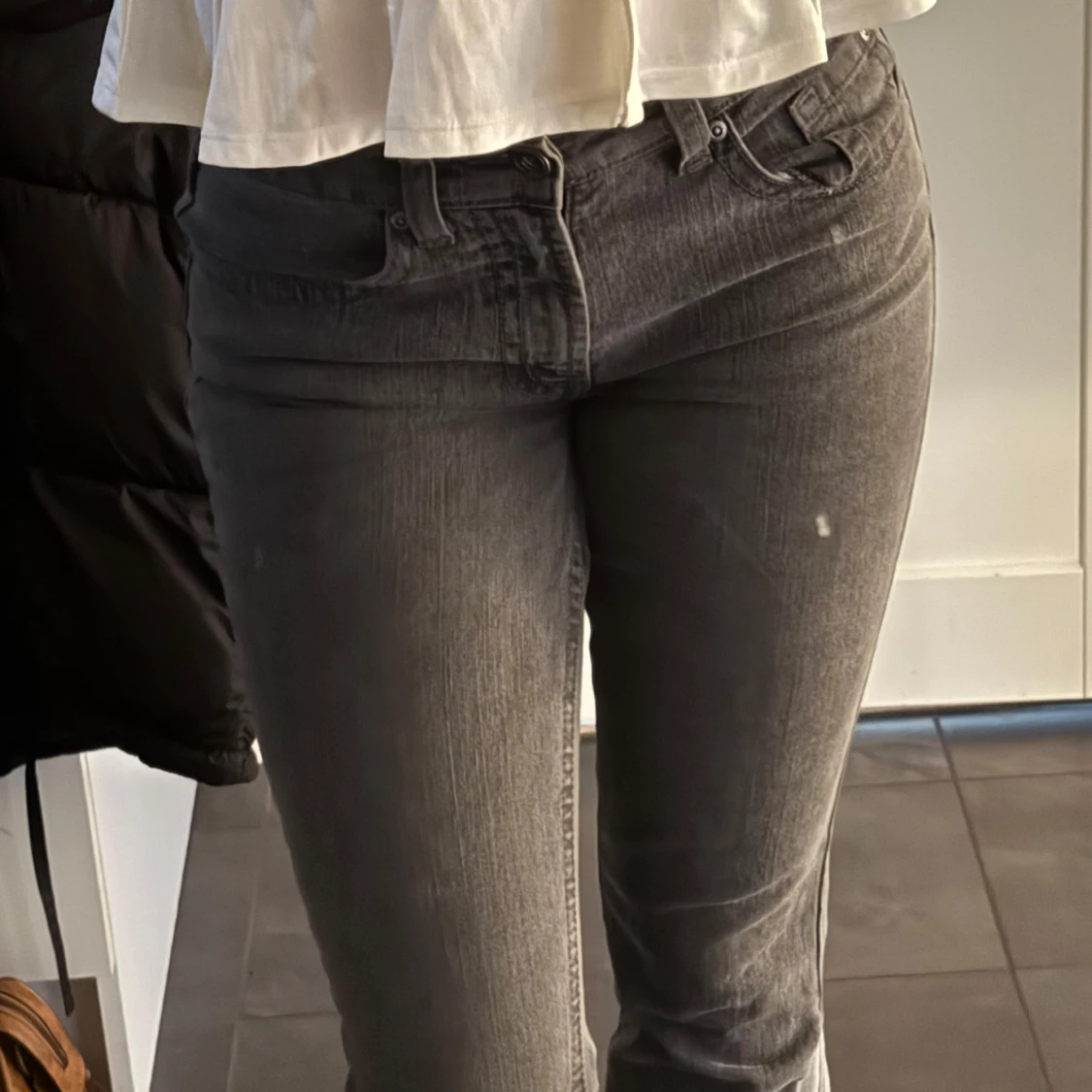 Grå jeans med broderad bakficka - 93