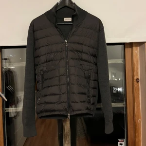  Moncler cardigan  - Säljer cardigan från moncler, extremt bra skick. Inga skavanker, såklart äkta. Mörkgrå färg. Sitter bra på mig som är 178. Hör av er vid funderingar!👌 kan gå ner i pris vid snabb affär!