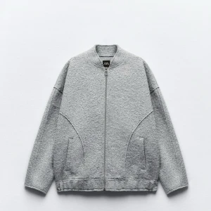 Boucle jacka från ZARA - Säljer denna superfina jacka från zara, passar till flertalet tillfällen och går både att klä upp som klä ner. Går att ha tjock tröja under nu under vintern då den är oversized i modellen! Jackan är köpt i storlek xs-s och använd 1-2 gånger endast därav grym kvalitet! 🩷🩷