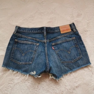 Jeansshorts från Levi's - Säljer ett par medelhöga jeansshorts från Levi's i mörkblå denim. Bra skick, inte mina bilder 