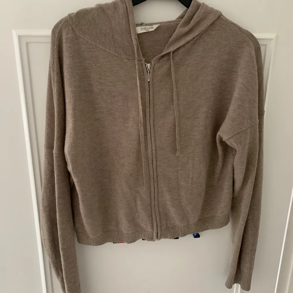 Säljer en supermysig beige hoodie  i bra skick. Den har dragkedja framtill och en skön huva med knytband. Perfekt för höst och vår när man vill ha något bekvämt och stilrent. Passar till både jeans och leggings!. Tröjor & Koftor.