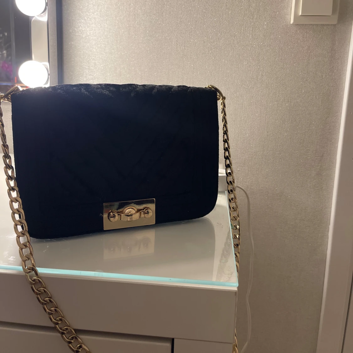 Svart quiltad axelväska med guldkedja - 90