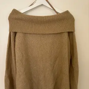 Säljer en superfin beige offshoulder tröja från & Other Stories i ansvarfull ull. Perfekt för höst och vinter med sin mysiga och stilrena design. Tröjan har långa ärmar och en bred ribbad kant vid axlarna. Ett måste för garderoben! 🍂✨