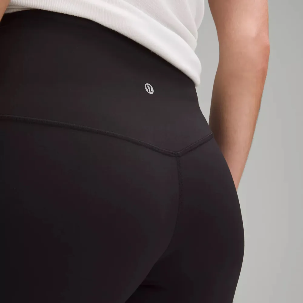 Säljer ett par svarta Lululemon Align leggings i size 4. De är supermjuka och stretchiga, perfekta för både träning och vardag. Högmidjade med en bekväm passform som inte glider ner. Använda men i mycket bra skick. Köpte för ett år sedan och är lite noppriga på vissa ställen❤️ köpte för 980sek, kontakta mig vid funderingar annars använd gärna köp nu . Jeans & Byxor.