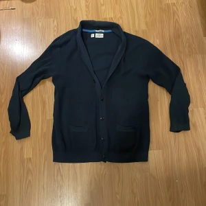 Marinblå cardigan - Säljer en tvärfet marinbla cardigan från PL & Co Casual Attire i storlek L. Koftan har knappar framtill och två fickor. Perfekt för både vardag och lite finare tillfällen. Passar bra till höst och vår🍁🍃. 