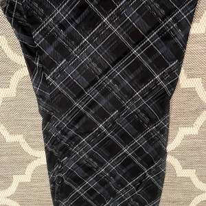 Svarta rutiga byxor från Shein - Snygga svarta byxor med rutig design från Shein. Perfekta för både vardag och fest. Tillverkade i polyester med en liten del elastan för extra komfort. Passar bra till en enkel topp eller en mer dressad look.