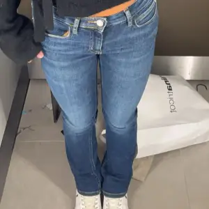 Säljer ett par snygga blå calvin Klein jeans . De är i bra skick och säljer de för att de inte kommer till användning. De är midwaist. Nypris 800