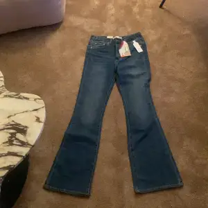 Säljer ett par snygga Levi's 726 Flare jeans i mörkblå denim. De är helt nya med tags kvar och har en stretchig passform. Perfekta för en avslappnad men stilren look. Passar bra till både vardag och fest!alldrig använda 