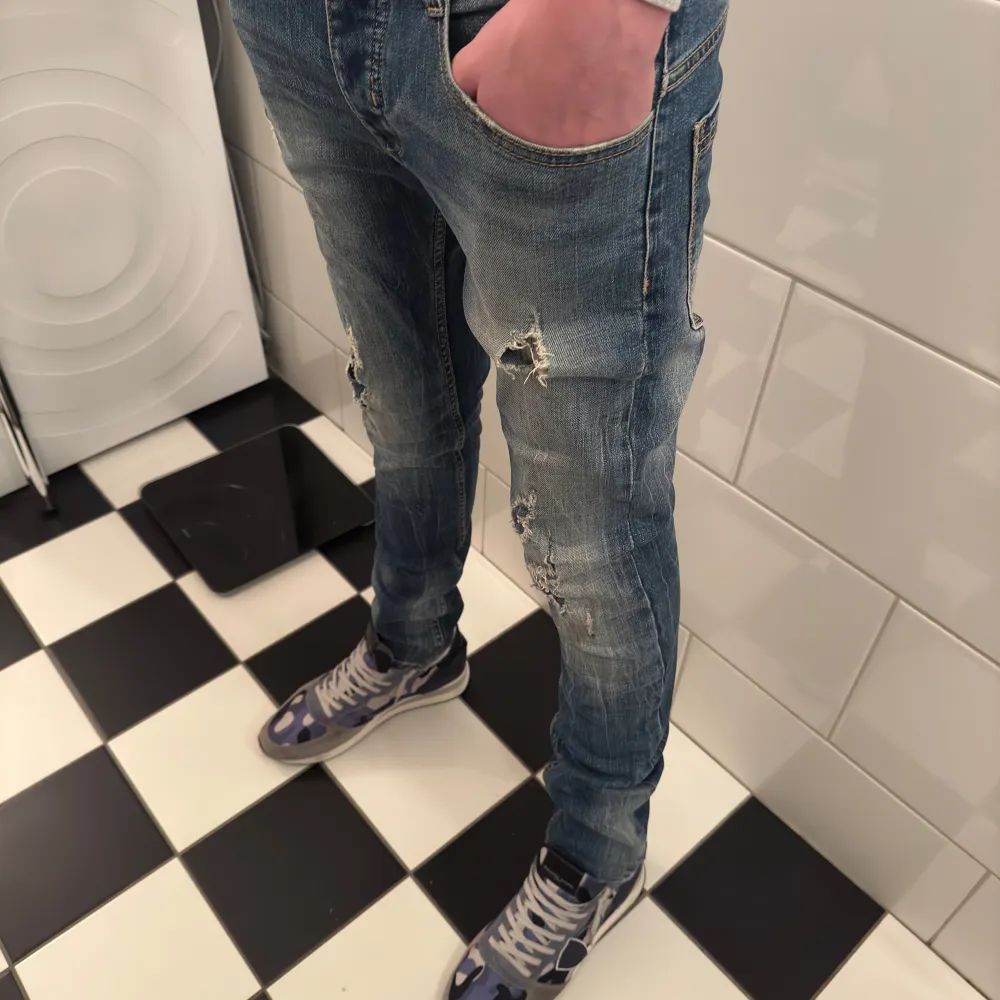 Säljer ett par Ansrkjendt jeans, riktigt snygga med slitningar. Modellen är 188cm jeansen är Perfekta för både höst och vår!. Jeans & Byxor.