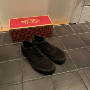 Vans black/black skor - Hej säljer nu mina Vans skor som är använda 1 gång då jag provade de hemma. Säljer dom pågrund av att dom inte passade och väntade för länge så kunde ej skicka tillbaka. Men känner den nya lukten i skona. Självklart kan prist diskuteras vid Snabb affär. Köpan står för frakten. Tveka inte på att ställa frågor.  Mvh Axel 