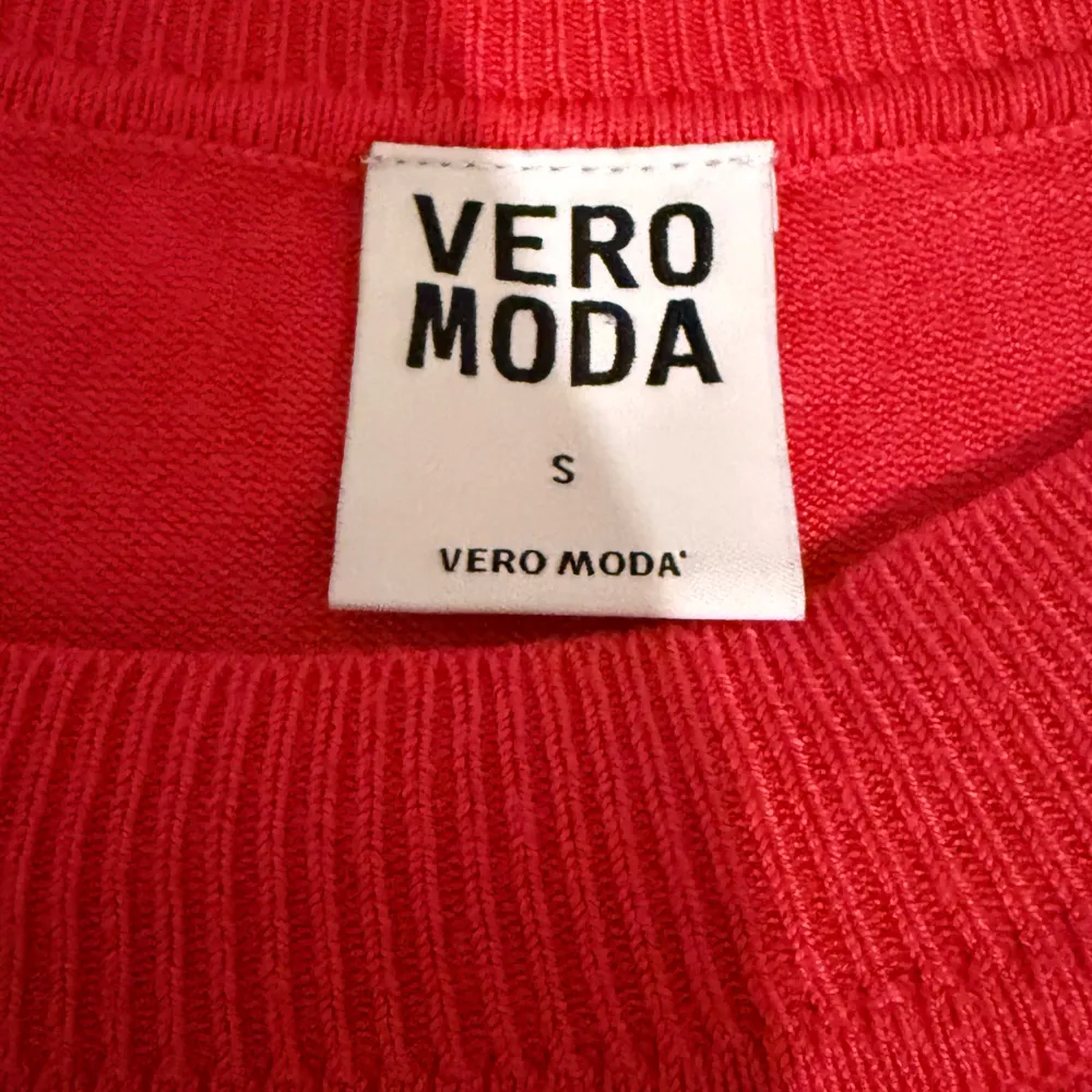 Säljer en snygg skrikrosa tröja från Vero Moda i storlek S. Den är perfekt för både vardag och fest med sin enkla men stilrena design. Även använd få gånger så är nästan helt ny! . Tröjor & Koftor.