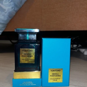 Tom Ford Neroli Portofino Eau de Parfum 100 ml - Säljer en lyxig flaska Tom Ford Neroli Portofino Eau de Parfum, 100 ml. Flaskan är elegant i mörkblått glas med en gyllene etikett och matchande lock. Doften är fräsch och citrusaktig, perfekt för både vardag och speciella tillfällen. Kommer i originalförpackning. Passa på att köpa denna exklusiva parfym! Endast testad!