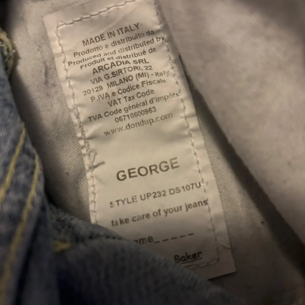 Hej! Säljer dessa feta Dondup jeans i modellen George 😍Storleken är 35 och sitter riktigt fint🤩 passar perfekt nu till vintern❄️. Jeans & Byxor.