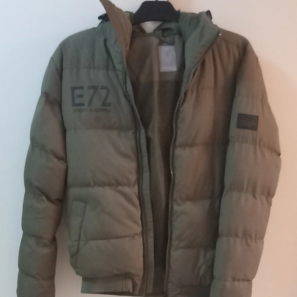 Olivgrön pufferjacka med tryck