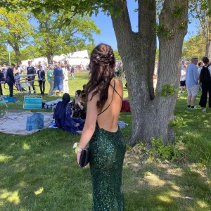 Grön glittrig balklänning - Säljer min älskade balklänning🥹Verkligen världens finaste klänning men tror inte att riktigt att jag kommer ha tillfälle att bära den igen. Som ny i skicket. Storlek S, figursydd med släp. Nypris 4999 kr. ❤️Från dressroom i Göteborg