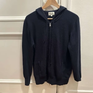 Soft goat tröja - Säljer min soft goat tröja med dragkedja. Superbra skick och väldigt stilren. Perfekt mot lite kallare tider.