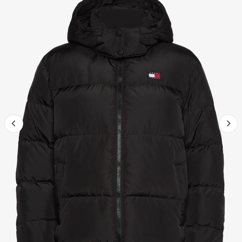 Säljer en snygg svart dunjacka från Tommy Hilfiger. Jackan har en dragkedja framtill och en praktisk huva. Perfekt för kalla vinterdagar och håller dig varm och stilren. Den är i mycket bra skick och redo för nya äventyr!. Jackor.