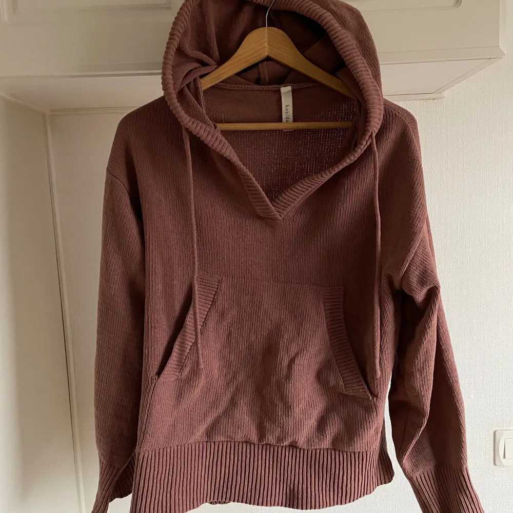 Mysig brun hoodie i ribbat material med en stor ficka fram och justerbar huva. Perfekt för kyliga dagar och avslappnade stunder. Den har en bekväm passform och långa ärmar. Ett måste för höstgarderoben!. Tröjor & Koftor.