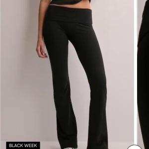Svarta bootcut leggings - Snygga svarta bootcut leggings i stretchigt material. Säljer dessa pågrund av att jag har flera liknande par. Har endast använt dom 3 gånger och dom har ingadefekter. De är i storlek Xxs men skulle säga att dom passar Xs ockps då dom känns lite större i storleken. Skriv privat för fler bilder. 