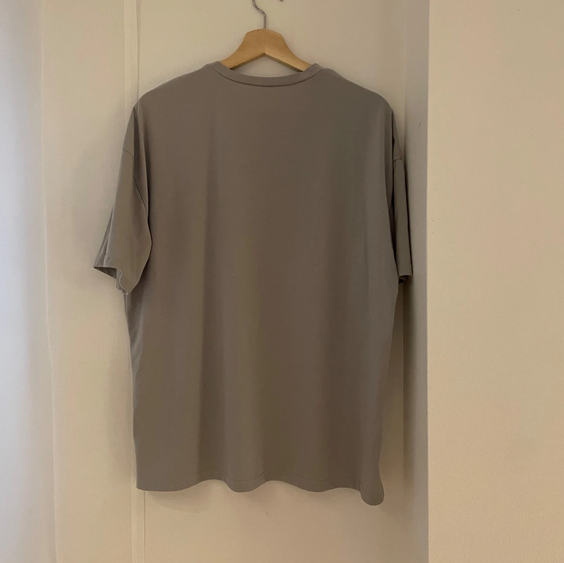 Grå t-shirt med konstnärligt tryck - 90