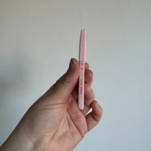 Läppenna från CAIA - Är i travel size. Färgen är Bianca.