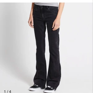 Svarta bootcut jeans - Säljer ett par snygga svarta bootcut jeans i mycket bra skick. De har en klassisk design och är perfekta för både vardag och fest.  Smal passform, låg midja och utsvängda benslut. Gjord i comfort stretch med 5-ficksdetaljer.Storlek S-full längd. ALDRIG ANVÄNDA