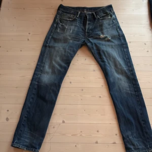 Polo Ralph Lauren  jeans - Säljer ett par Ralph Lauren jeans, modell, Spencer Slim  i blå denim. De har en snygg slitning på framsidan och är i bra skick. Storlek W 31/L 32