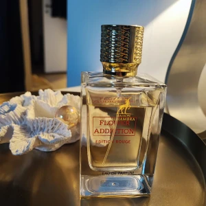 Maison Alhambra Flower Addiction 100 ml - Top notes: Bergamot, Lychee, Peach  Heart notes: Jasmine, Peony, Orange Blossom  Base notes: Musk, Woody notes  This perfume is reminiscent of: Ex Nihilo Fleur Narcotique Love Edition