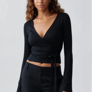 Wrap top från Gina tricot  - Säljer min top från Gina tricot som går att knyta vid sidan och som sitter jätte fint. Den är i jätte bra skick då jag har haft på mig den 1-2 gånger.