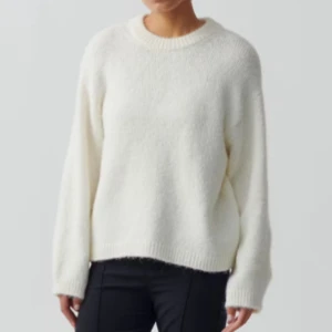Stickad tröja - Stickad tröja ifrån Gina tricot. Oanvänd med lappen kvar. Storlek S men den har en oversized fit. boxy knitted sweater.