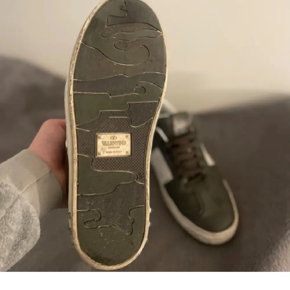 Säljer ett par snygga Valentino sneakers i färg olivgrön. Dem är i ok sick (några defekter) och har mycket kvar att ge. Perfekta för både vardag och fest🎉. Storlek passar 40.5 men är 39. Tveka inte att skriva om ni har några frågor.. Skor.