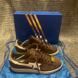 Campus Adidas x BAPE  - Säljer dessa helt nya 10/10 campus med samarbete med Bape. Allt OG ingå! Vid minsta lilla fråga är det bara att hojta kvitto finns