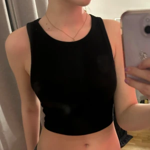 Svart croppad linne från Zara - Säljer ett svart croppat linne från Zara då den inte kommer till användning! Perfekt för sommaren eller under en större tröja. Använd några gånger men inga defekter 💓