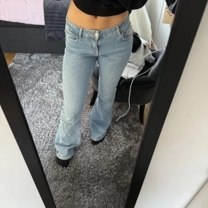 Ljusblå bootcut jeans - Bilderna är från den tidigare ägaren! Säljer ett par snygga ljusblå bootcut jeans i bra skick. De är lågmidjade och köptes av en tjej här på Plick, men nu kommer de inte till användning längre. Perfekta för både vardag och fest! 🦋Hör av dig vid fler bilder 🥰