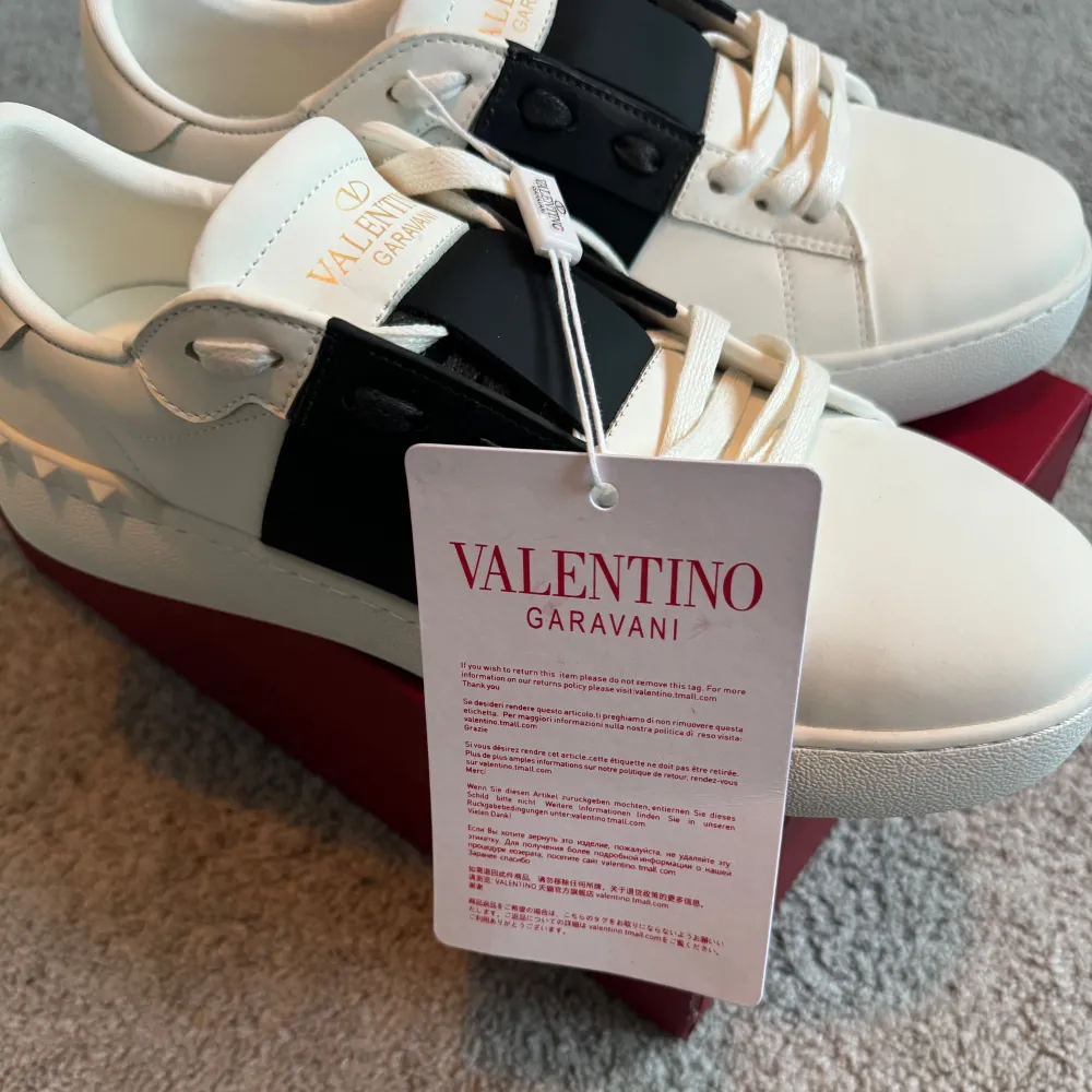 Säljer ett par snygga vita Valentino Garavani sneakers i nytt skick. De är svarta och är perfekta för både vardag och fest! Kommer i originalkartong.. Skor.