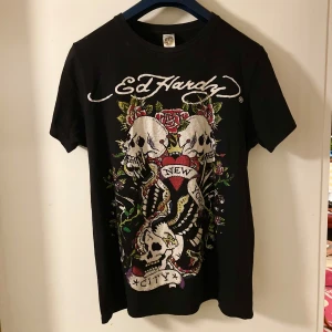 y2k ed hardy t-shirt - Bra kvalitet, skriv för mer bilder/info.