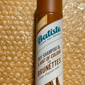 *NY*Batiste Torrschampo för brunetter 200 ml, presenttips  - Ny oanvänd. Batiste Instant Hair Refresh torrschampo med en hint av färg för brunetter. Perfekt för att dölja utväxt och ge volym utan vita rester. Enkel att använda: skaka, spraya vid rötterna och massera in. Perfekt för att fräscha upp håret mellan tvättar.