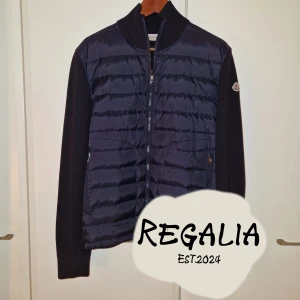 Navy Moncler Cardigan  - Säljer en snygg navy Moncler cardigan. Jackan är i nyttskick och tags kommer med. Nfc scan fungerar. Priset är inte hugget i sten och skriv om du har några funderingar 😉