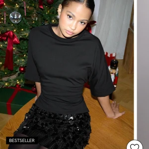 Snygg topp  - Snygg topp från Nelly med öppen rygg, köpte för några veckor sedan och har aldrig använt den så varan är i väldigt bra skick❤️perfekt för festtillfällen eller liknande, köpte för 249 kr och säljer för 200 kr då den är oanvänd❤️pris kan diskuteras och skriv för fler bilder ❤️