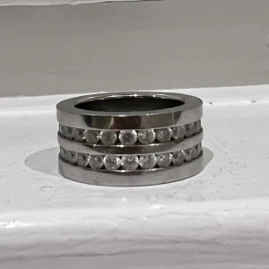Silverring med stenar från Edblad - Snygg och stilren silverring från Edbla alla stenar finns på ringen. Perfekt för att ge lite extra bling till din outfit. Ringen har en modern design och är i mycket bra skick. Passar både till vardags och fest! 