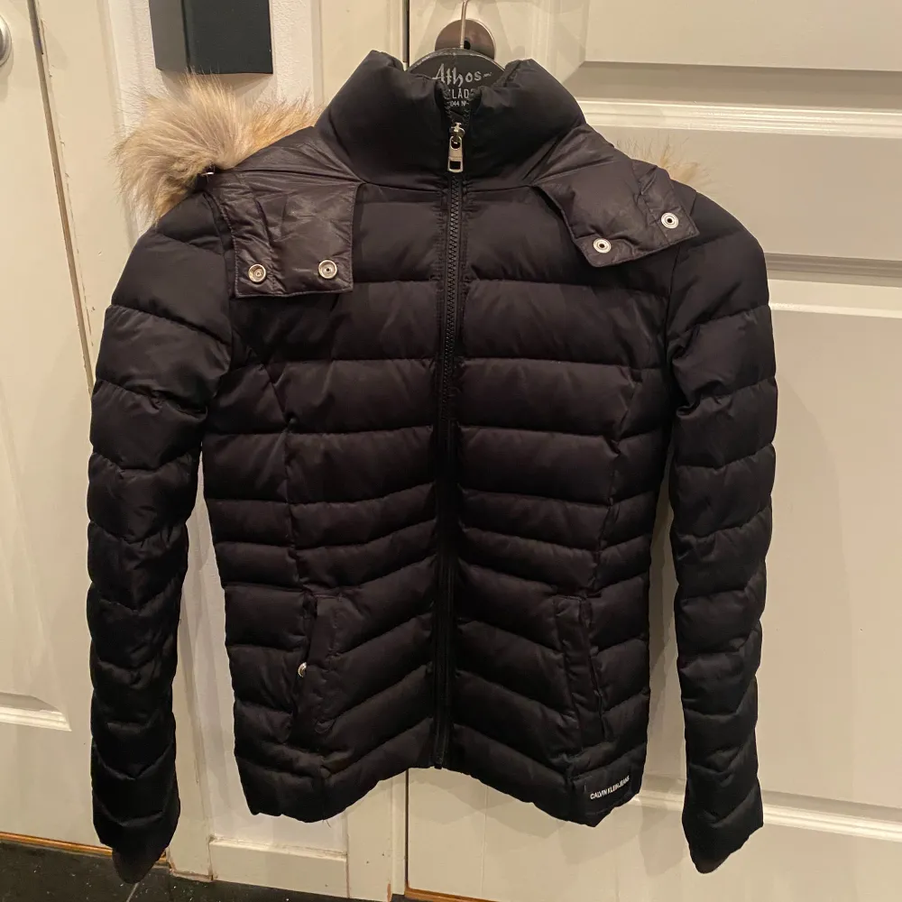 En jätte snygg calvin klein jacka i storlek XS, jätte fint skick då den är använd fåtal gånger. . Takit.