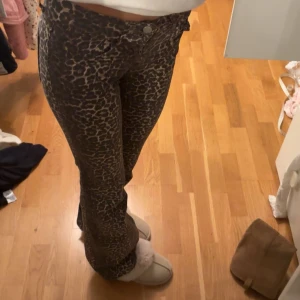 Lågmidjade jeans - Lågmidjade jeans i leopard mönster, storlek 23 i nyskick