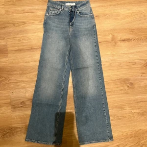 Blå jeans från Carin Wester - Säljer ett par snygga blå jeans från Carin Wester i storlek 34. Byxorna har en loose passform och är raka i benen. Aldrig använda 