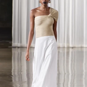 Beige topp - Super snygg oneshoulder topp som är beige färg. Skriv för mer bilder och frågor