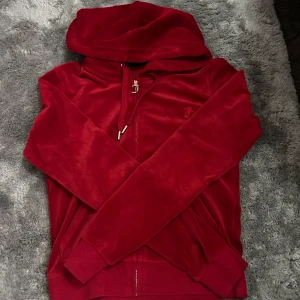 Röd juicy couture tröja  - säljer min röda  juicy tröja i mycket bra skick! kontakta mig för mer info eller bild på🎀