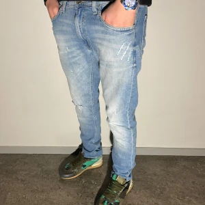 Lee jeans 31/32 - Säljer våra feta Lee jeans som vi själva har designat med revor och hål! Jeansen har inget tecken på användning, Dvs skick 10/10. Storleken är 31/32. Mvh RetroRejeans 
